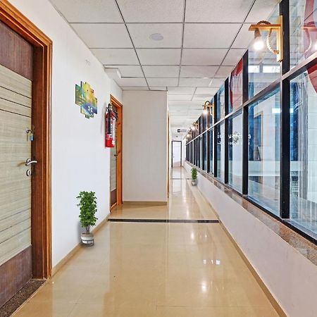 Hotel Solitaire, Best Luxurious Hotel Ac Rooms In Σουράτ Εξωτερικό φωτογραφία