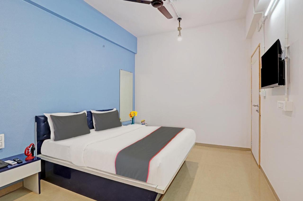 Hotel Solitaire, Best Luxurious Hotel Ac Rooms In Σουράτ Εξωτερικό φωτογραφία