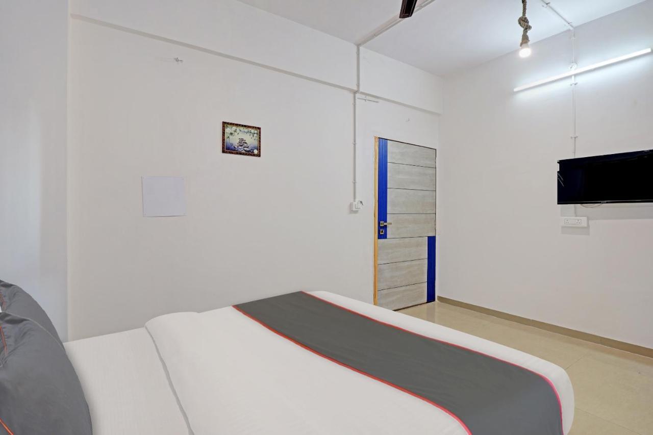 Hotel Solitaire, Best Luxurious Hotel Ac Rooms In Σουράτ Εξωτερικό φωτογραφία