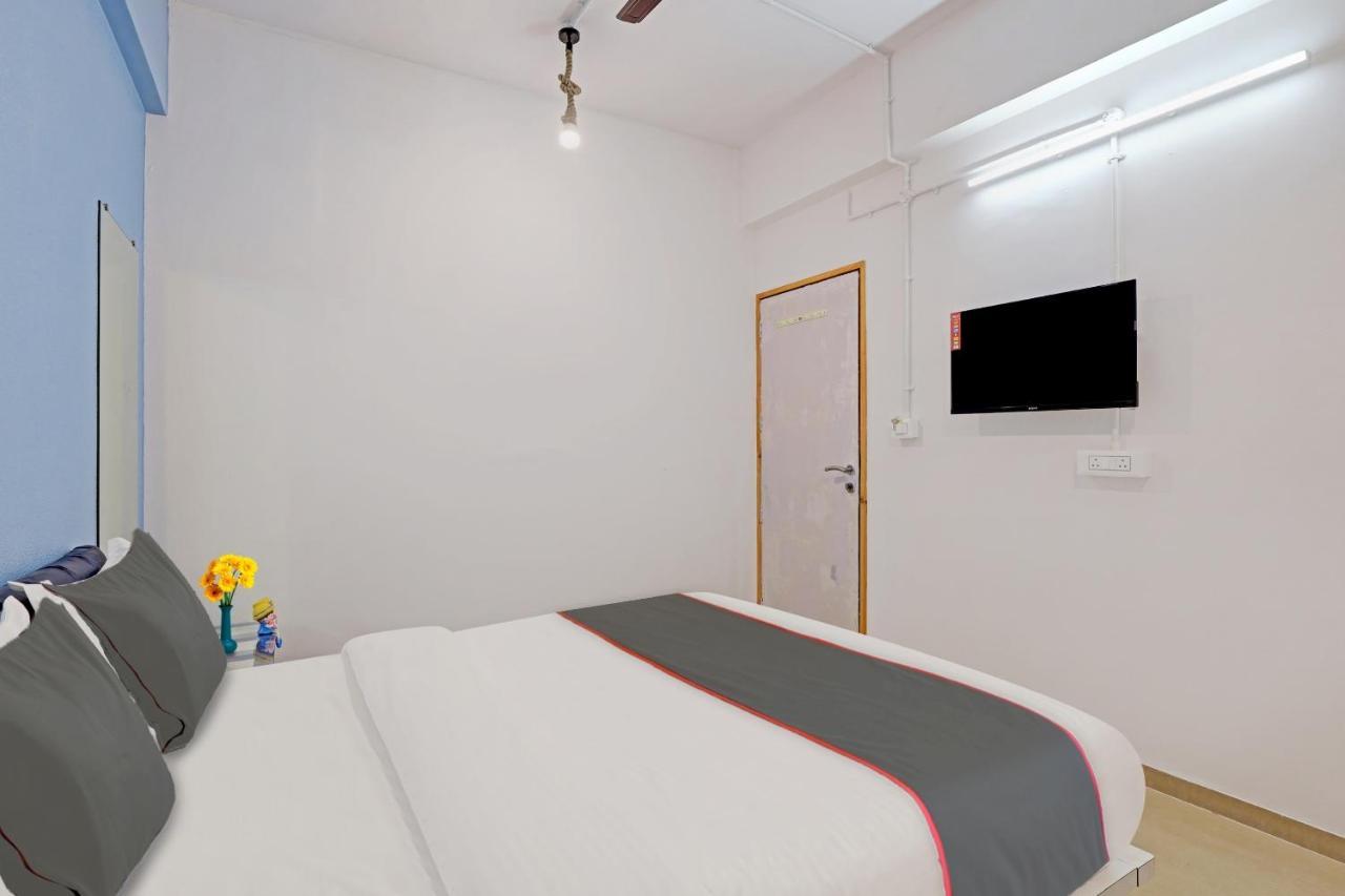 Hotel Solitaire, Best Luxurious Hotel Ac Rooms In Σουράτ Εξωτερικό φωτογραφία