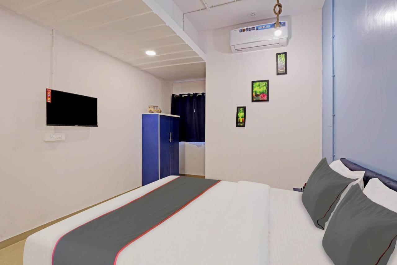 Hotel Solitaire, Best Luxurious Hotel Ac Rooms In Σουράτ Εξωτερικό φωτογραφία