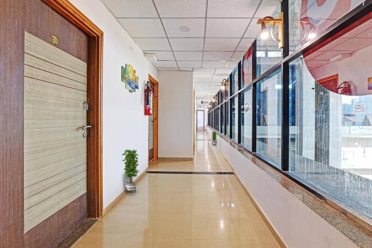 Hotel Solitaire, Best Luxurious Hotel Ac Rooms In Σουράτ Εξωτερικό φωτογραφία